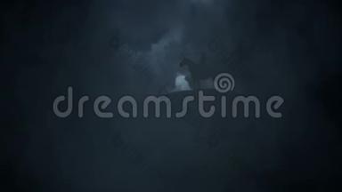 一个孤独的牛仔在暴风雨中坐在山上的马上